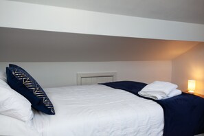 3 bedrooms, iron/ironing board, travel crib, WiFi (surcharge) - Spacious 3 bedroom Cottage in Whalley (Whalley)