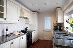 Fridge, microwave, oven, stovetop - Spacious 3 bedroom Cottage in Whalley (Whalley)