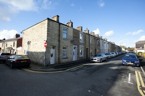 Exterior - Spacious 3 bedroom Cottage in Whalley (Whalley)