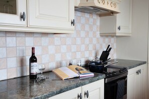 Fridge, microwave, oven, stovetop - Spacious 3 bedroom Cottage in Whalley (Whalley)