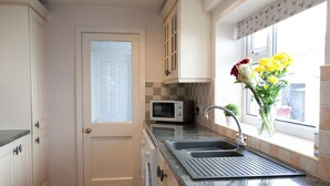 Fridge, microwave, oven, stovetop - Spacious 3 bedroom Cottage in Whalley (Whalley)