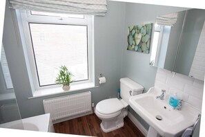 Bathtub, hair dryer, towels - Spacious 3 bedroom Cottage in Whalley (Whalley)