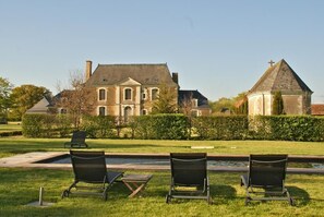 Kolam renang outdoor musiman, dengan payung kolam renang