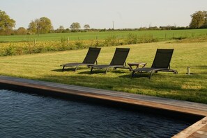 Kolam renang outdoor musiman, dengan payung kolam renang