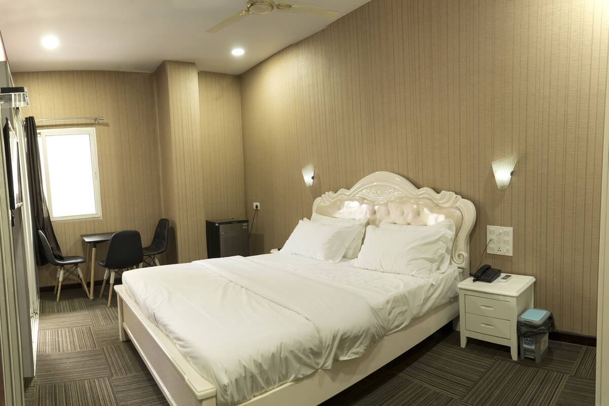Family Suite, 2 Bedrooms, Non Smoking, City View | Desk, WiFi (free)