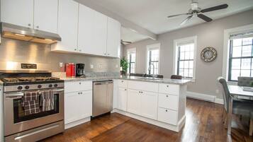 Apartment (2 Bedrooms) | Private kitchen | Fridge, microwave, oven, stovetop