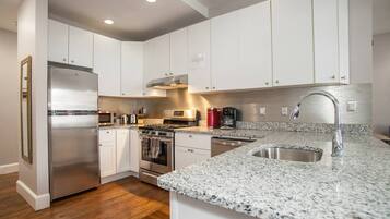 Apartment (2 Bedrooms) | Private kitchen | Fridge, microwave, oven, stovetop