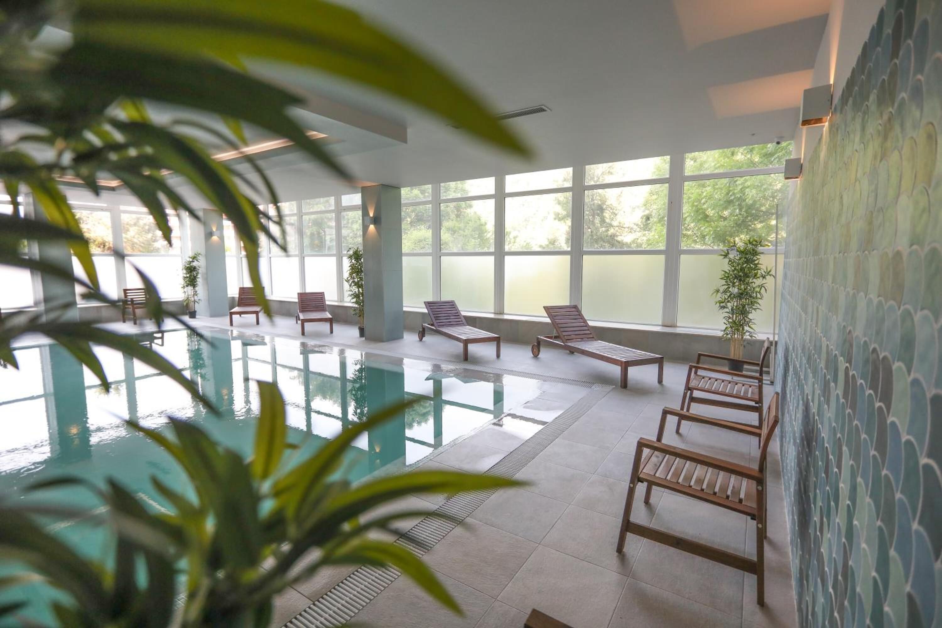 Innendørsbasseng og sesongbasert utendørsbasseng