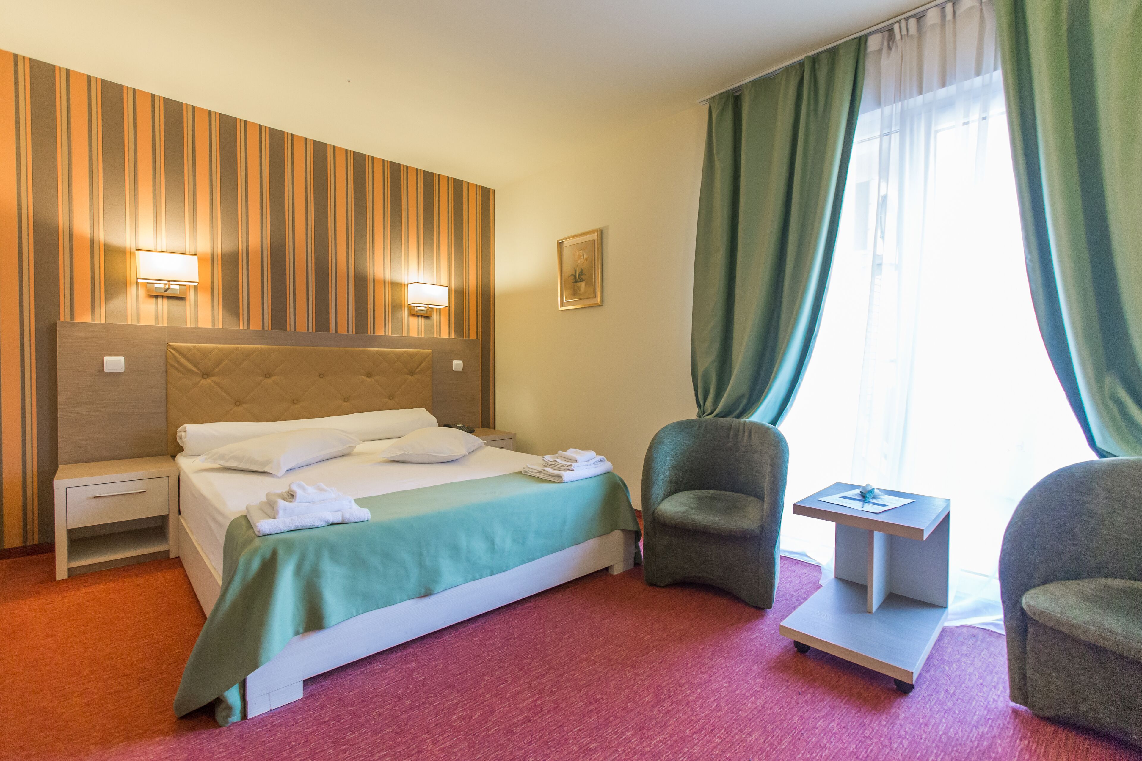 Suite | Minibar, safe på rommet, skrivebord og strykejern/-brett