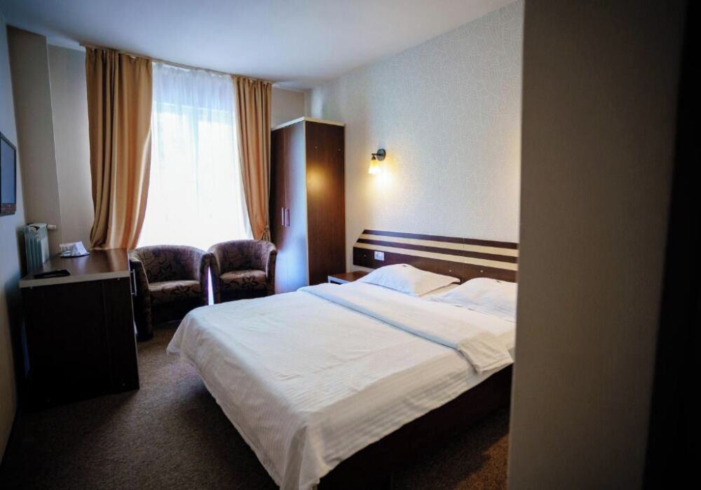 Kahden hengen comfort-huone | Minibaari, tallelokero huoneessa, työpöytä, silitysrauta/-lauta