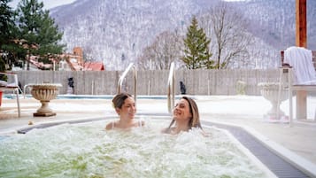 Innenpool, Außenpool (je nach Saison geöffnet)