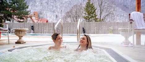 Piscine couverte, piscine extérieure (ouverte en saison)