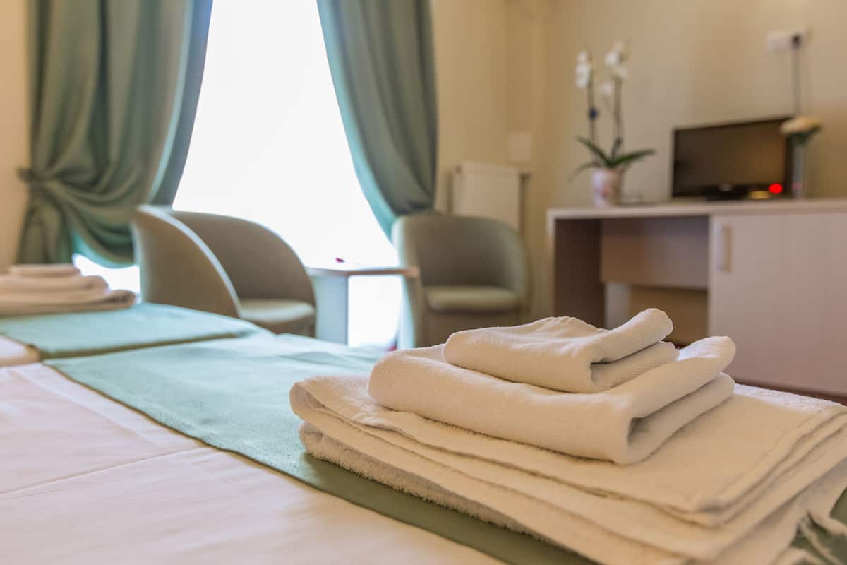 Family Room | 1 bedroom, minibar, in-room safe, desk