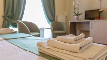 Chambre Familiale | Minibar, coffres-forts dans les chambres, bureau