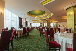 Café da manhã com buffet grátis todos os dias