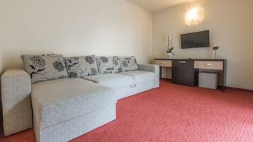 Suite | Minibar, safe på rommet, skrivebord og strykejern/-brett