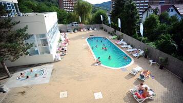 Piscina interna, piscina externa sazonal