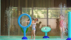 A pool with water features and a glass enclosure. - Diana Resort (Baile Herculane)