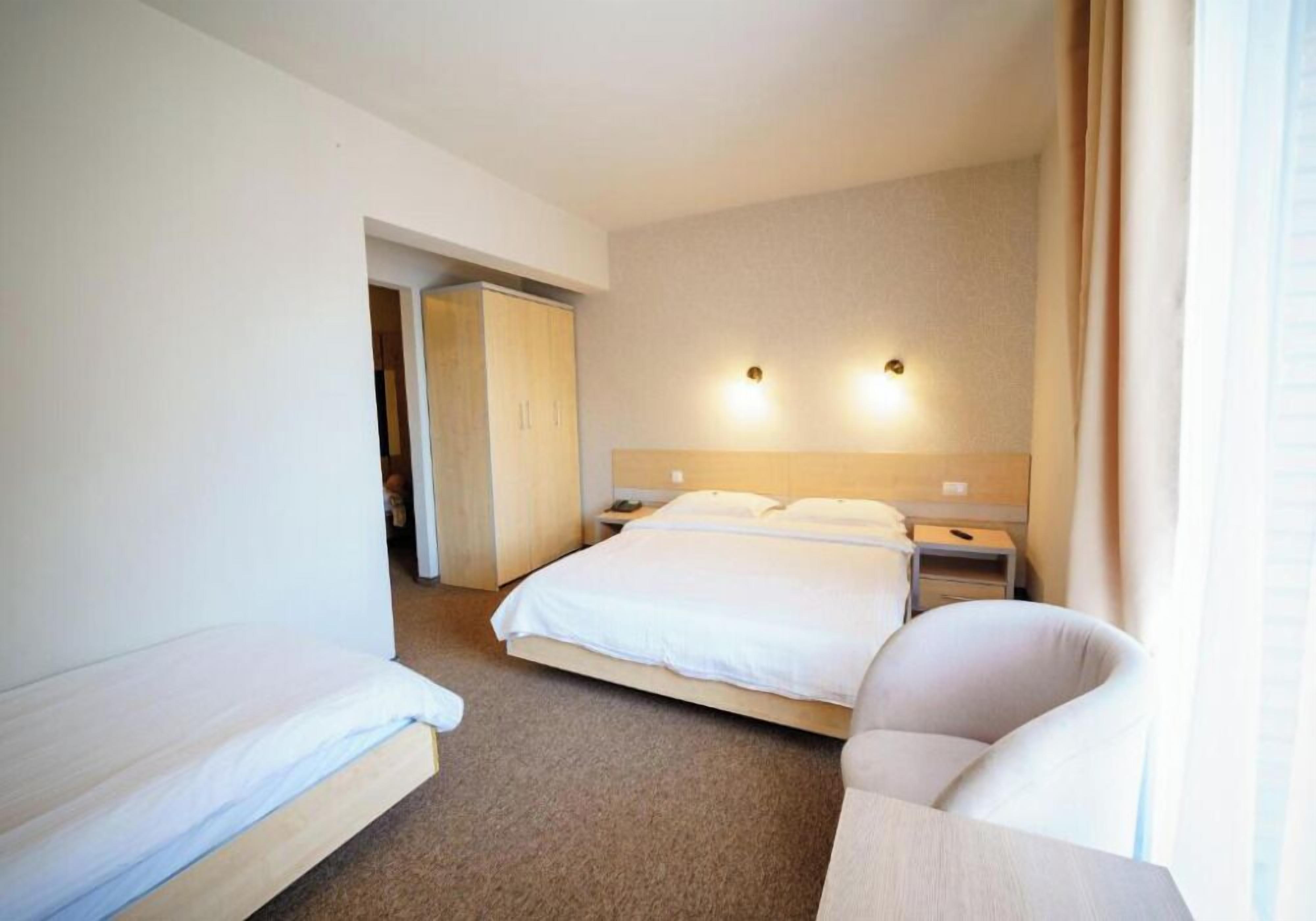 Chambre Familiale | Minibar, coffres-forts dans les chambres, bureau