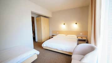Chambre Familiale | Minibar, coffres-forts dans les chambres, bureau