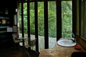 4 人部屋 | バスルーム | シャワー、ヘアドライヤー、スリッパ、タオル