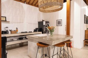 Kühlschrank, Mikrowelle, Herdplatte, Wasserkocher mit Kaffee-/Teezubehör