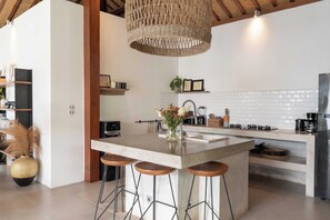 Réfrigérateur, micro-ondes, plaque de cuisson, cafetière/bouilloire