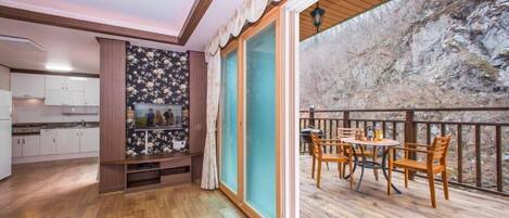 Family Room (A) | Living area | Flat-screen TV