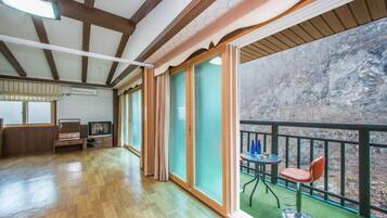 Traditional-Zimmer (A) | Wohnbereich | Flachbildfernseher