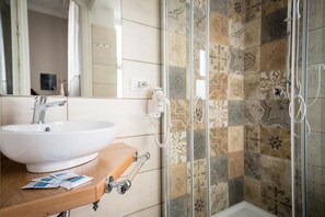 Douche, articles de toilette gratuits, sèche-cheveux