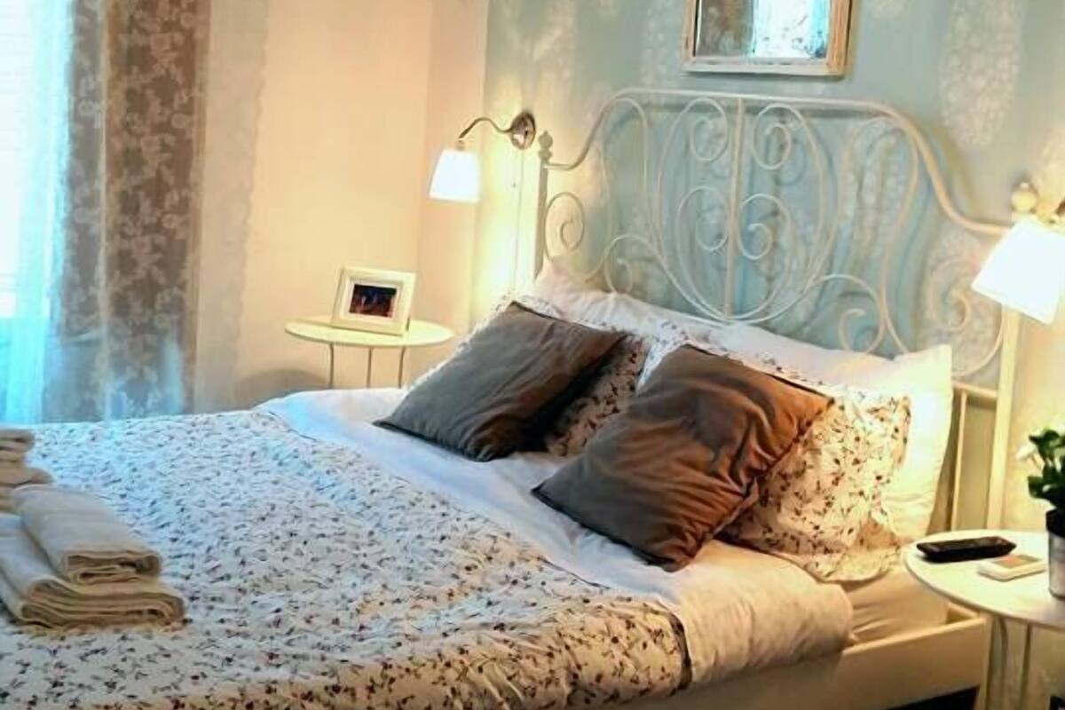 واي فاي مجانًا وملاءات أسرّة