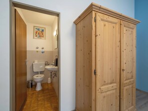 Bañera, secador de pelo, toallas