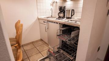 Kühlschrank, Mikrowelle, Herdplatte, Geschirrspüler