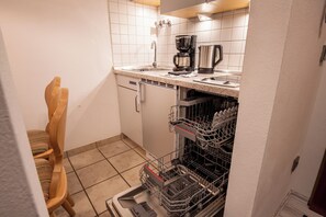 Kühlschrank, Mikrowelle, Herdplatte, Geschirrspüler