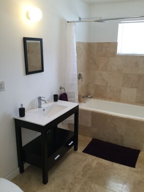 Baignoire, sèche-cheveux, serviettes fournies, papier toilette