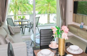 TV - Babylon Sky Garden Condo (Tambon Rawai)