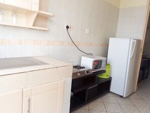 冰箱、微波炉、烤箱、炉灶