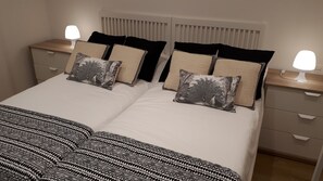 3 slaapkamers, een bureau, een strijkplank/strijkijzer, wifi