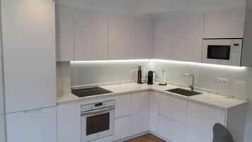 Een koelkast, een magnetron, een oven, een kookplaat