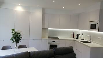 Een koelkast, een microgolfoven, een oven, een kookplaat