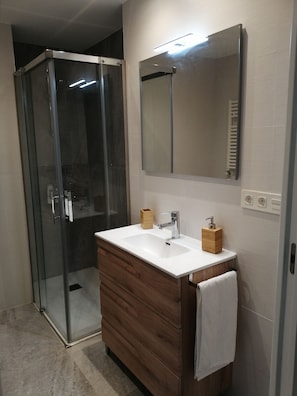 Douche, sèche-cheveux, serviettes fournies, savon