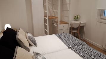 3 slaapkamers, een bureau, een strijkplank/strijkijzer, wifi