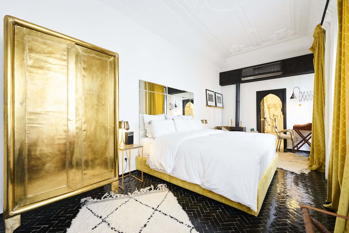 Ropa de cama de alta calidad, colchones con pillow-top y minibar