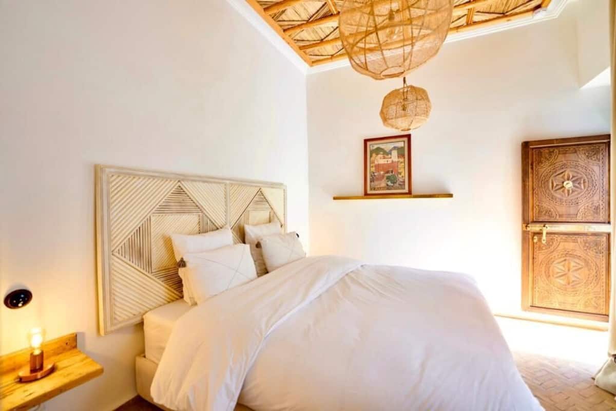 Ropa de cama de alta calidad, colchones con pillow-top y minibar
