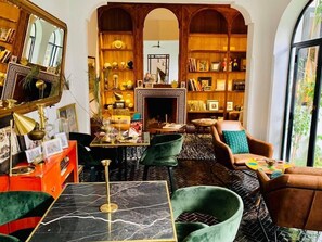 2 bars/lounges, rooftop bar