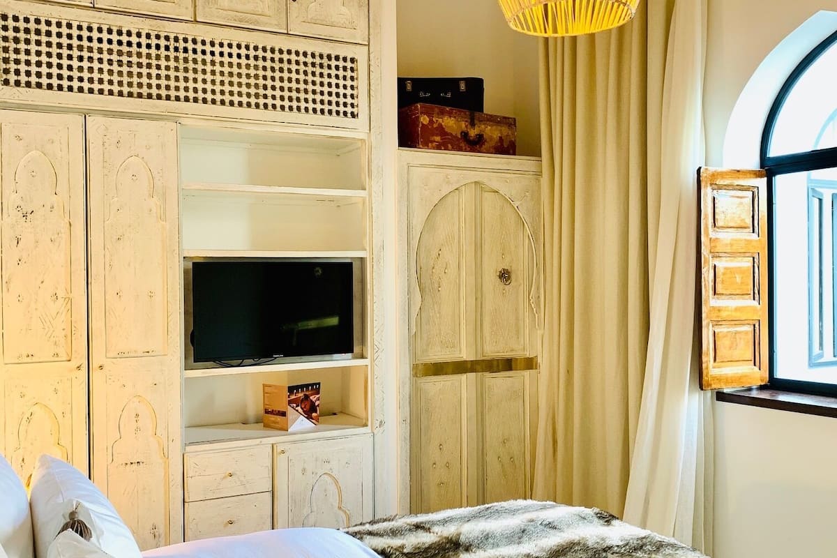 Ropa de cama de alta calidad, colchones con pillow-top y minibar