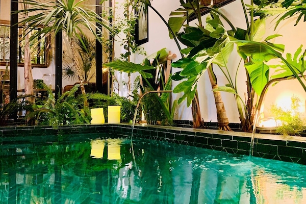 Una piscina al aire libre