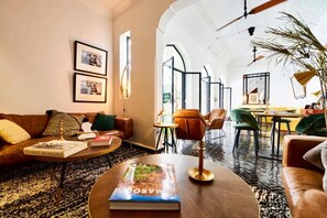 2 bars/lounges, rooftop bar