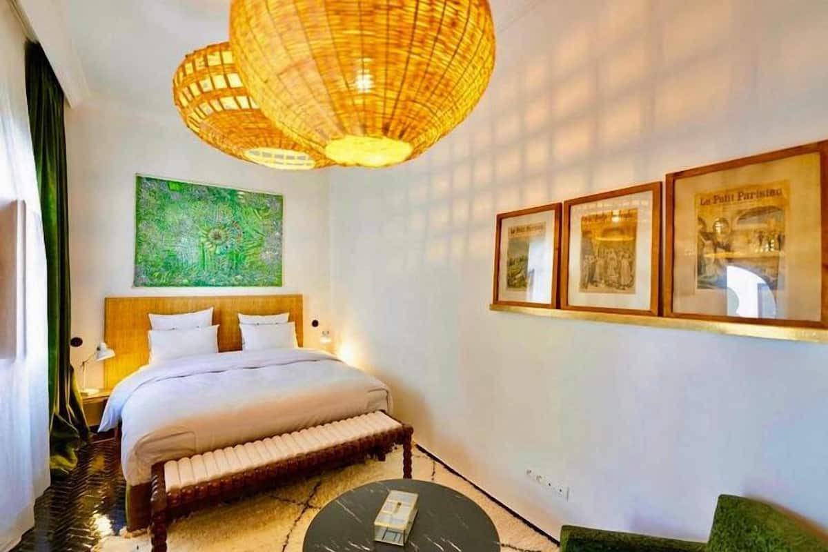 Ropa de cama de alta calidad, colchones con pillow-top y minibar