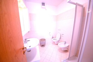 Appartement, 2 chambres | Salle de bain | Douche, douche à « effet pluie », sèche-cheveux, bidet